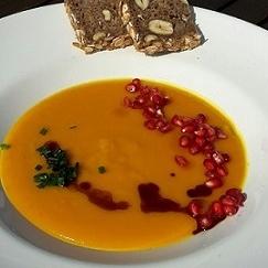 Scharfe Kürbis-Granatapfel Suppe