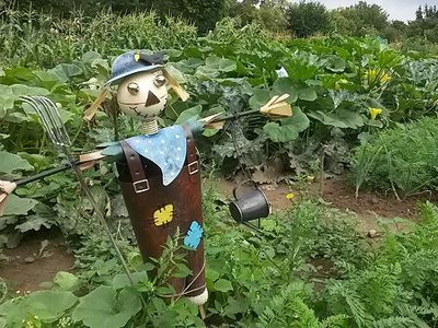 Vogelscheuche im Gemüsegarten