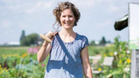 Fröhliche Gärtnerin blaues T-Shirt