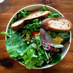 Ein frischer Salat ist im Sommer genau das Richtige