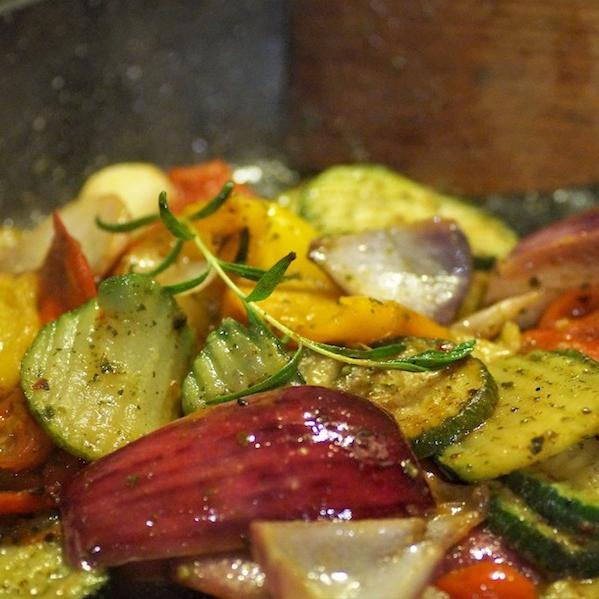 Für den großen Appetit ist die Zucchini-Pfanne auf Brot super