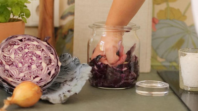 Rotkohl mit der Faust stampfen und für die Fermentierung vorbereiten