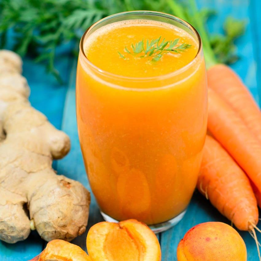 Saft aus Karotten, Aprikosen, Kurkuma