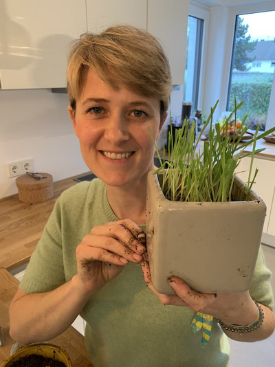 Natalie säht ihr Gerstengras selber aus Natalie von meine ernte mit Gerstengras im Topf