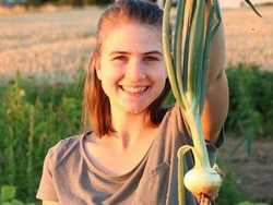 glückliche Gärtnerin mit Zwiebel