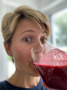 Natalie genießt ihren frisch gepressten Saft Natalie genießt ihren frisch gepressten Saft