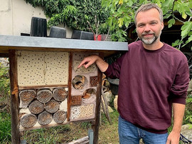 Markus zeigt wie ein Bienenhotel aussehen kann