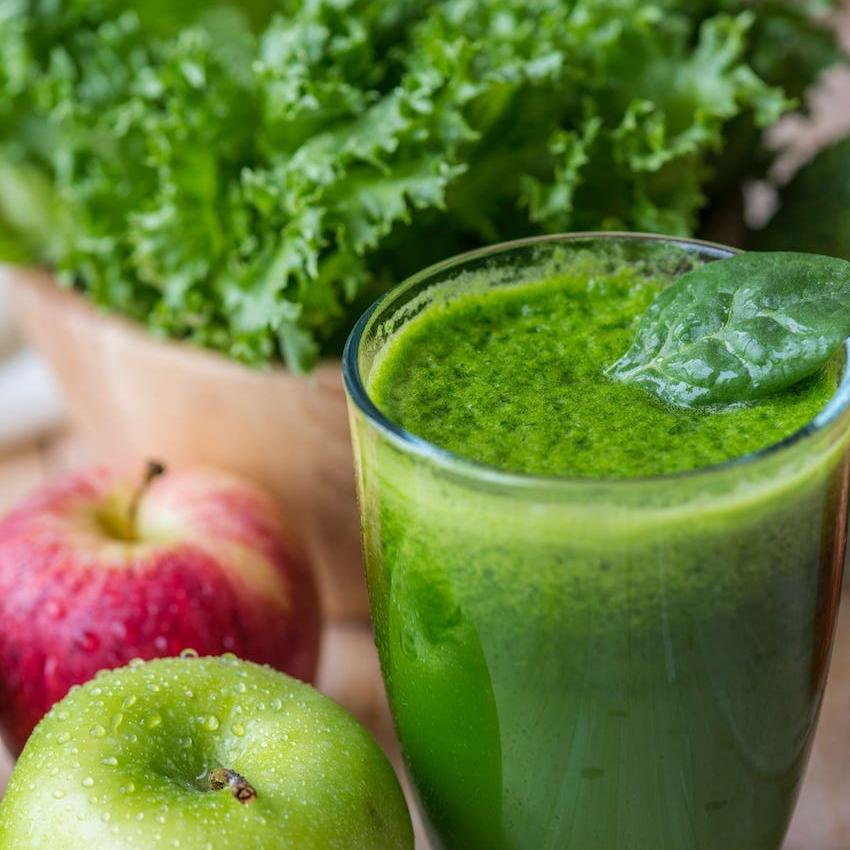 Grüner Smoothie aus Grünkohl und Apfel
