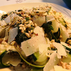 Zucchini Salat ist eine super Erfrischung im Sommer