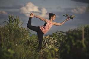 Yoga im Gemüsegarten