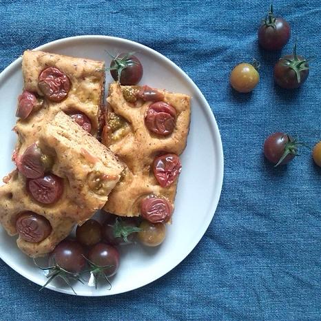 Focaccia mit Kirschtomaten