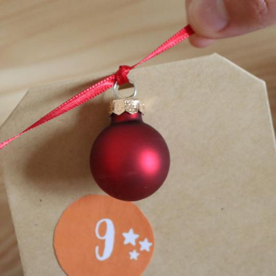 Saatguttüte mit Weihnachtsbaumkugel