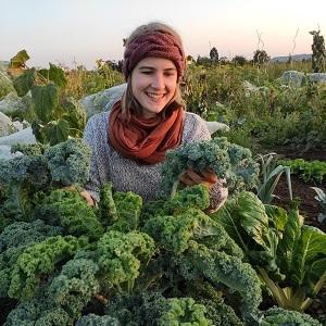 Junge Frau im Grünkohl