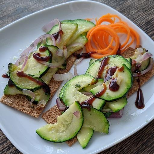 gebratene Zucchini auf Brot