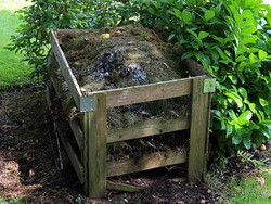 Grasschnitt hält den Kompost feucht