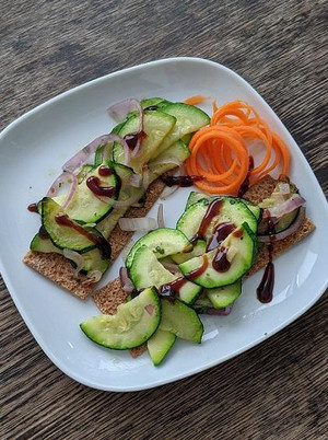 Zucchini-Zweibelpfanne aufs Brot (Rezept)