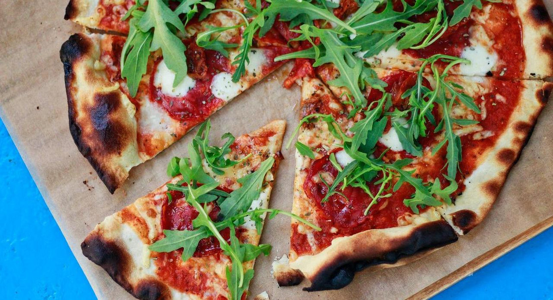 Frischer Rucola ist das perfekte Topping für Pizza und Co.