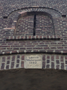 Foto der Inschrift auf dem Torbogen
