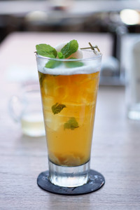 Leckere Sommerlimonade auf Giersch