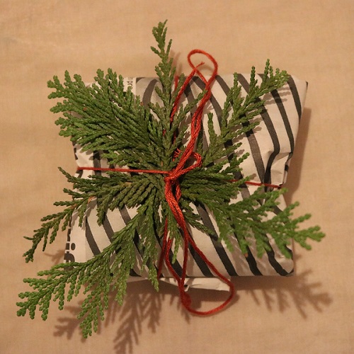 Weihnachtsgeschenk nachhaltig verpackt