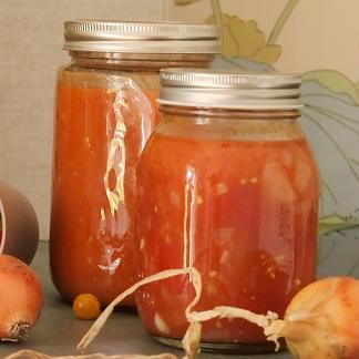 Einkochen wie zu Großmutters Zeiten: hier Tomatensauce einkochen