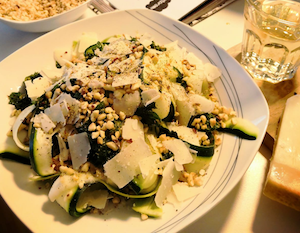 Der leckere Zucchini-Salat ist schnell zubereitet